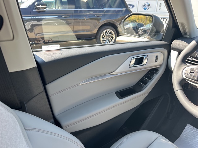 2025 Ford Explorer photo 27