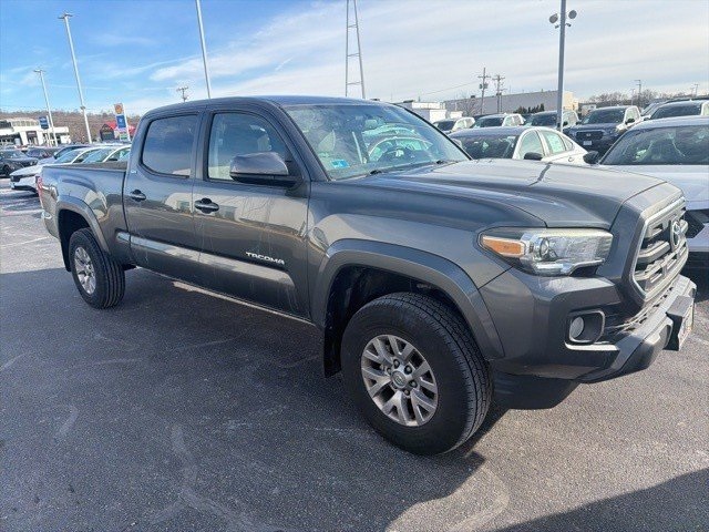 2016 Toyota Tacoma SR5's photo
