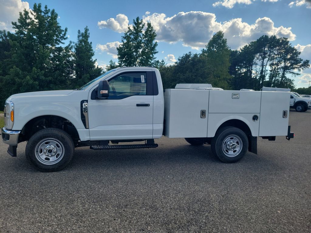 2025 Ford F-350 Super Duty Chassis Cab XLT's photo