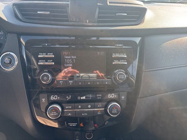 2017 Nissan Rogue SV photo 9