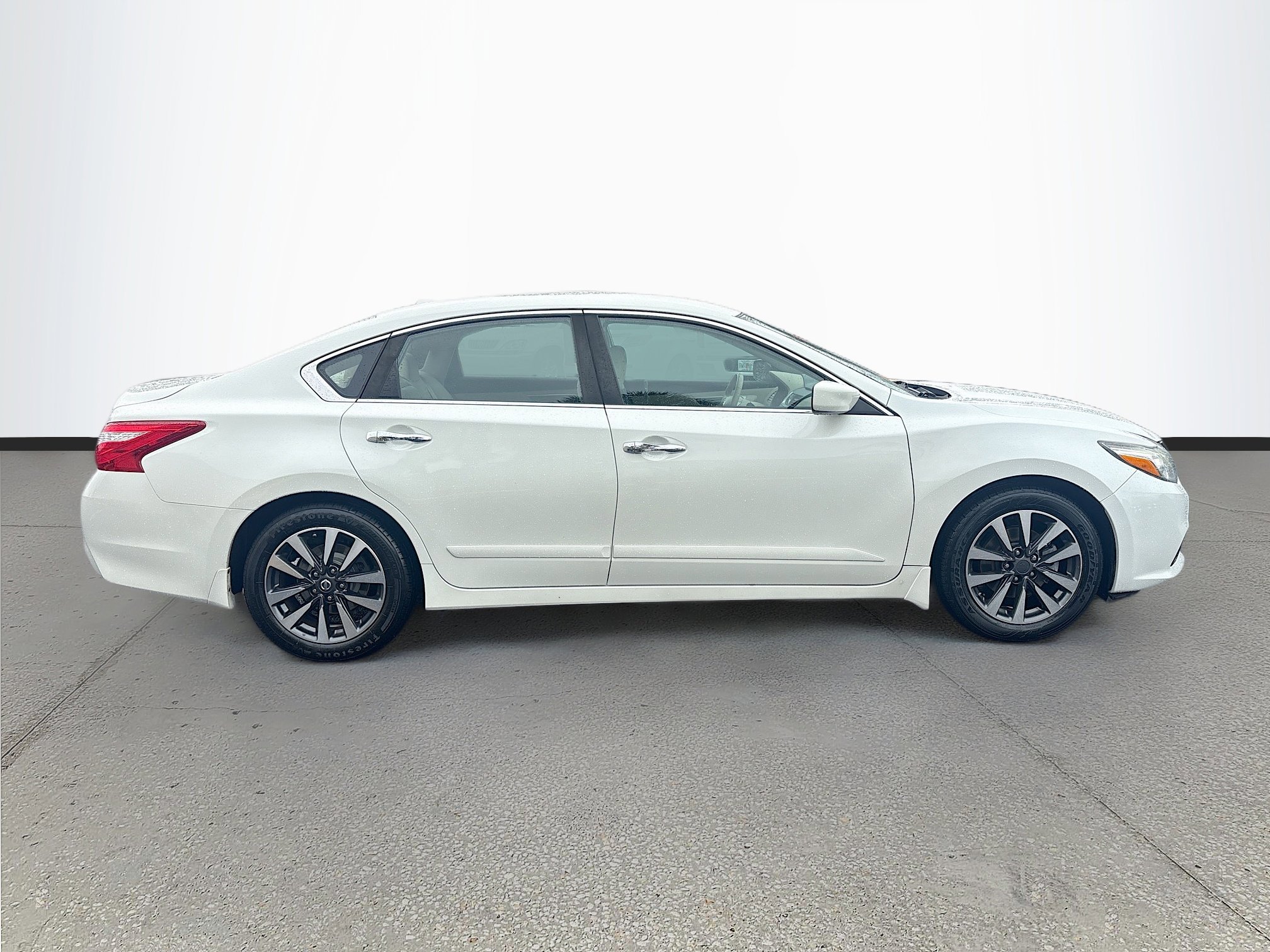 Used 2017 Nissan Altima SV with VIN 1N4AL3AP1HC125131 for sale in Sarasota, FL