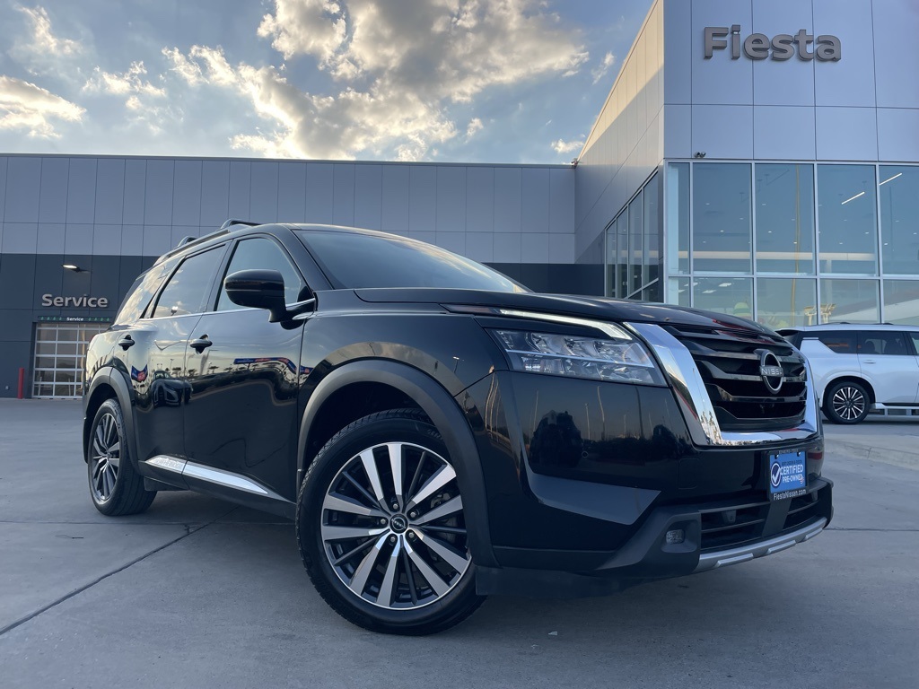 2022 Nissan Pathfinder Platinum's photo