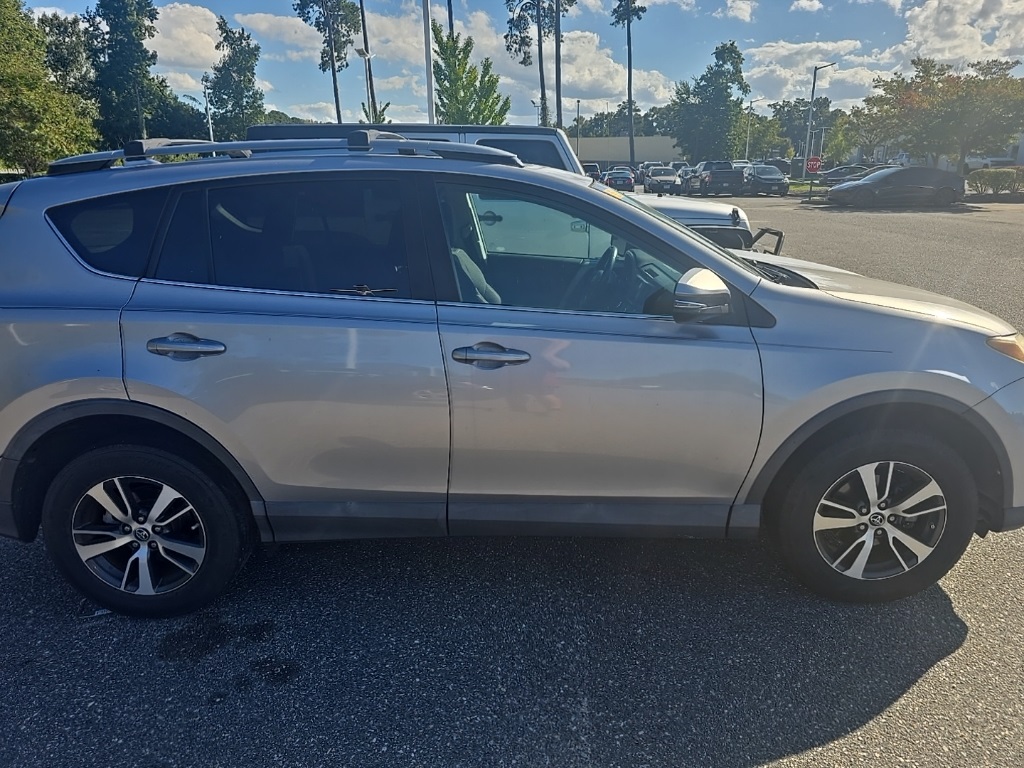 2017 Toyota RAV4 XLE photo 4