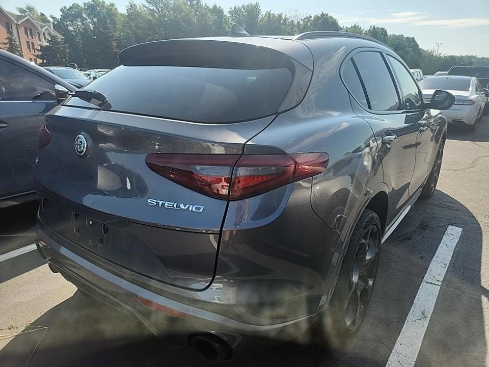2022 Alfa Romeo Stelvio Ti photo 2