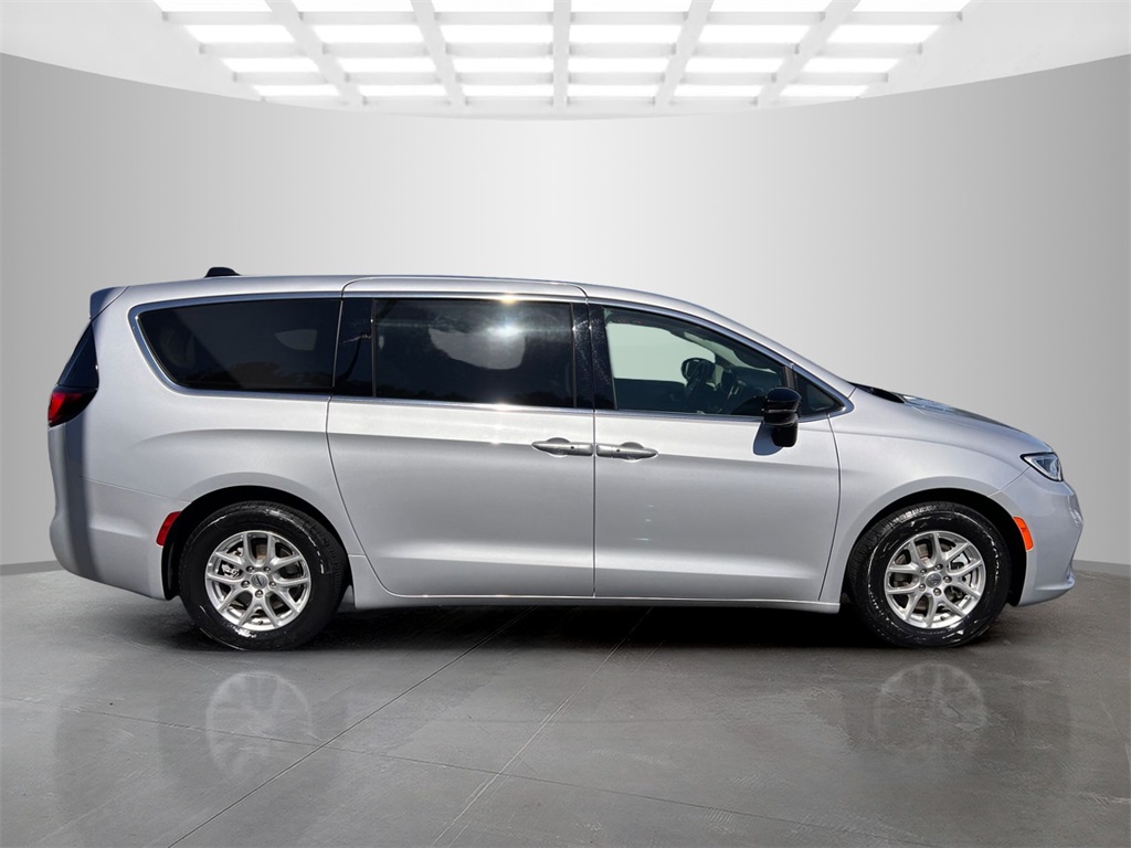 2024 Chrysler Pacifica Touring L photo 6
