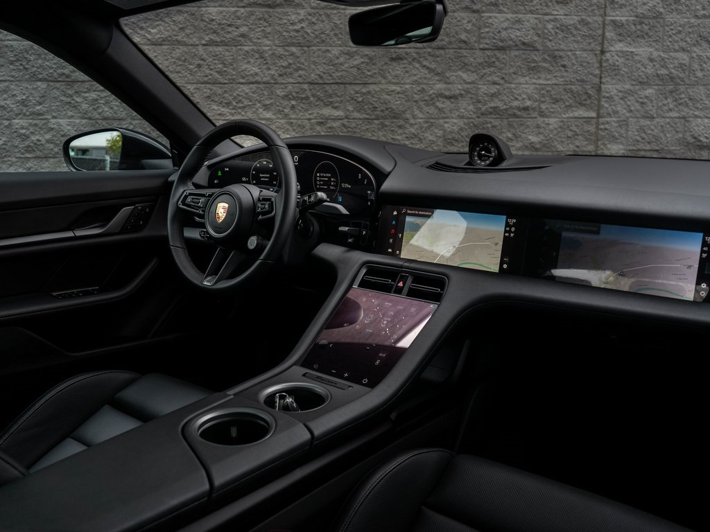 2025 Porsche Taycan photo 3