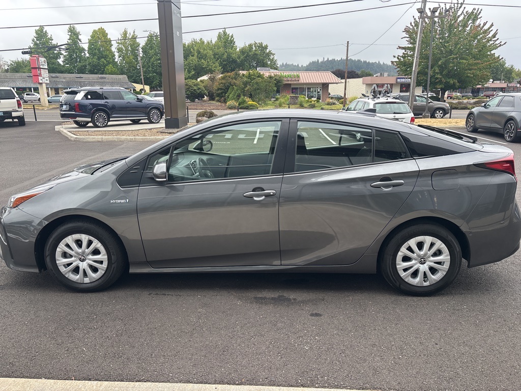 2022 Toyota Prius L photo 2