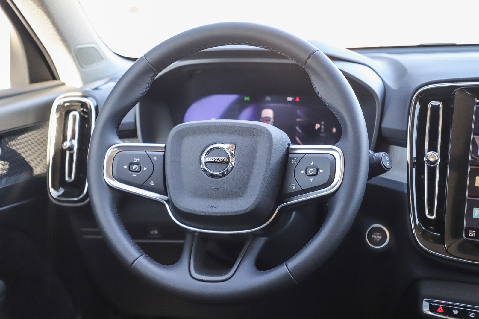 2025 Volvo XC40 Core photo 16