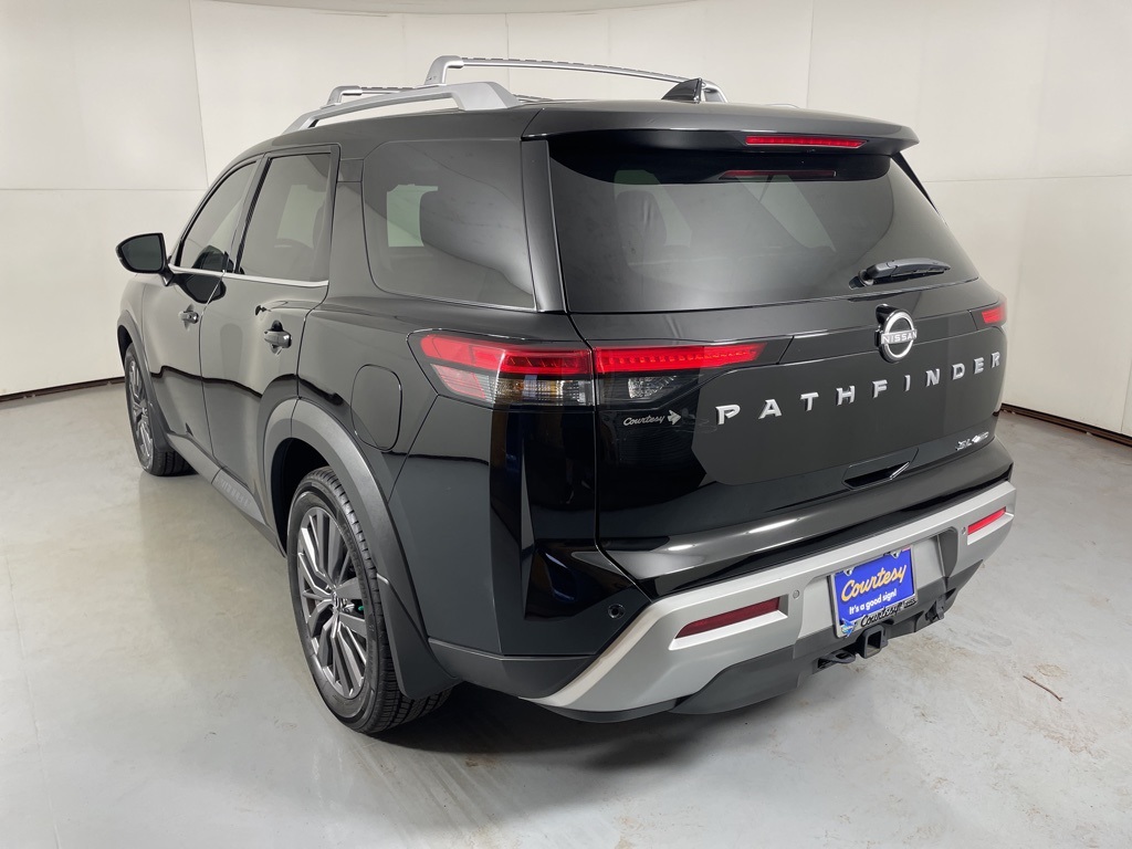 2022 Nissan Pathfinder SL photo 2