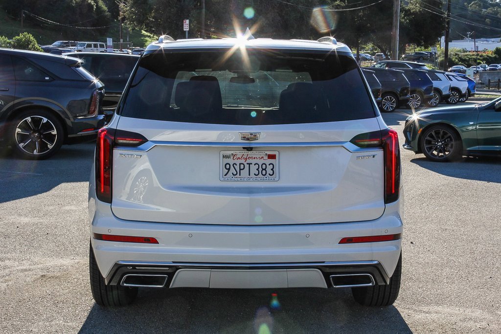 2025 Cadillac XT6 Luxury photo 2
