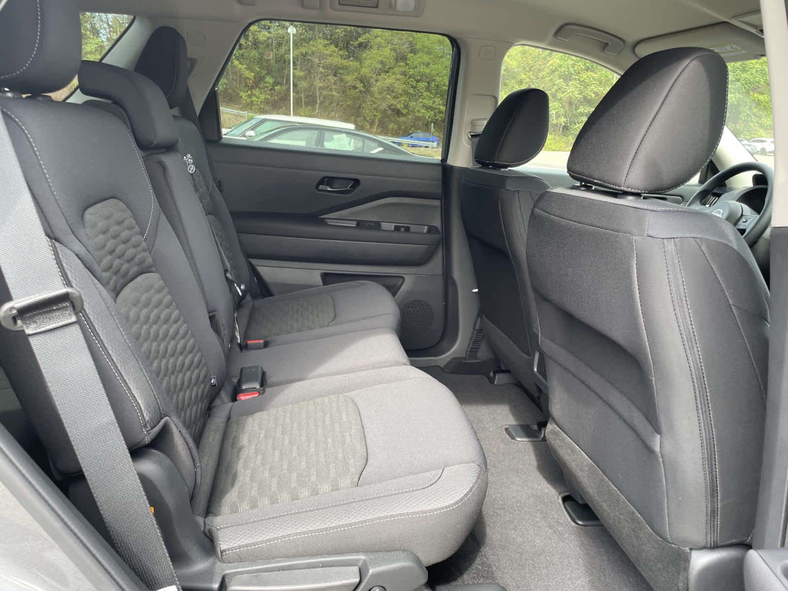2025 Nissan Pathfinder S photo 16
