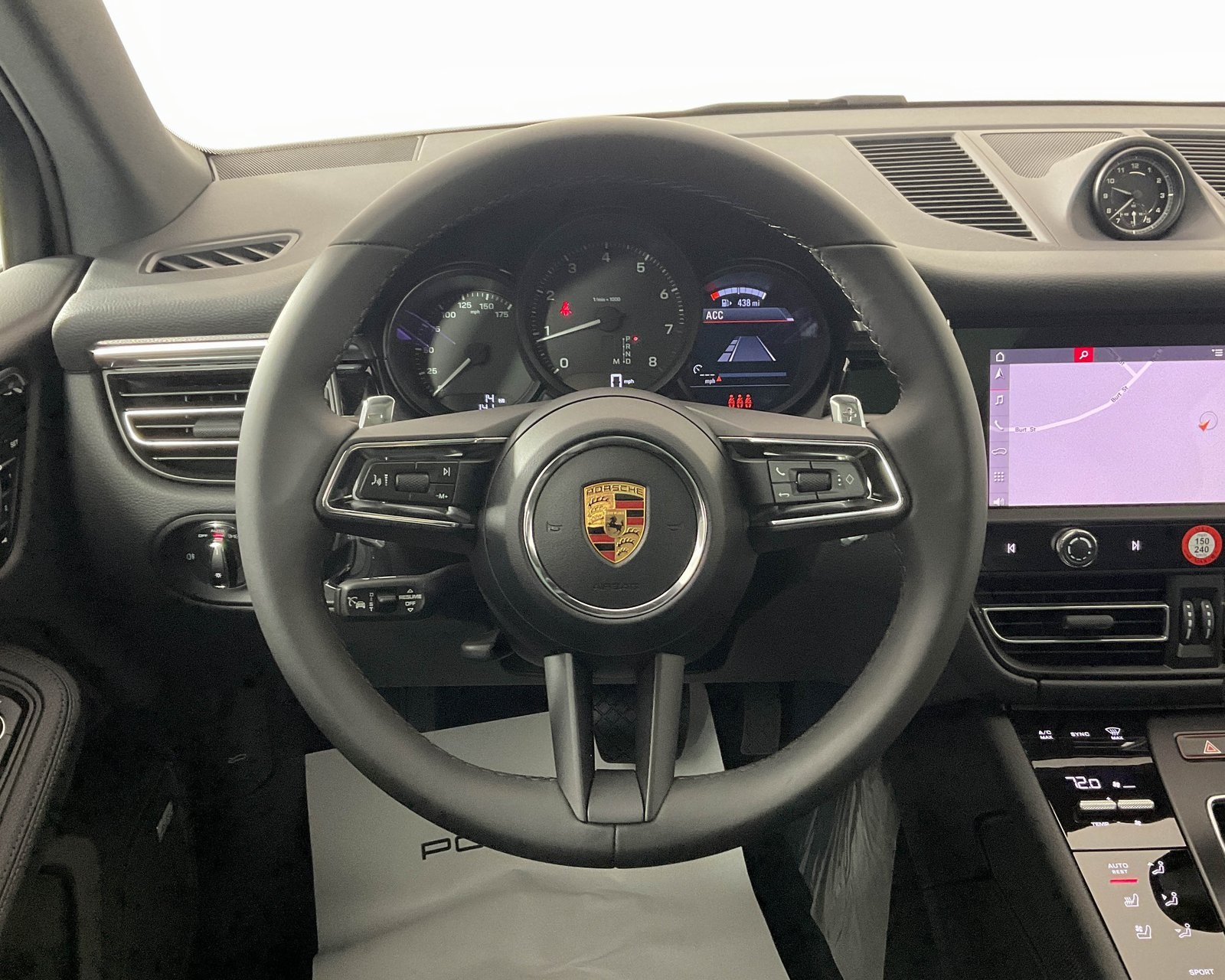 2026 Porsche Macan T photo 17