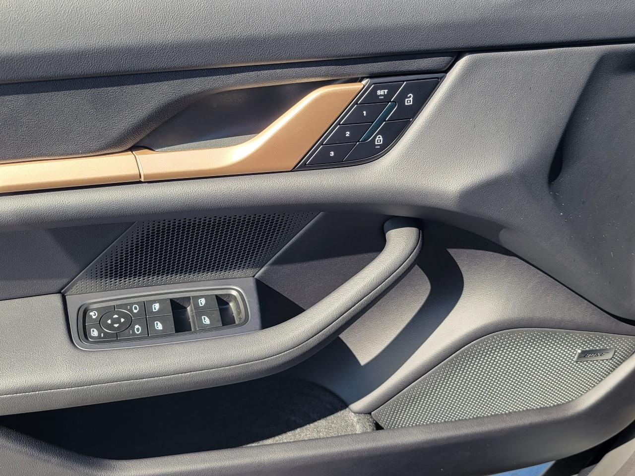 2025 Porsche Taycan 4S photo 18
