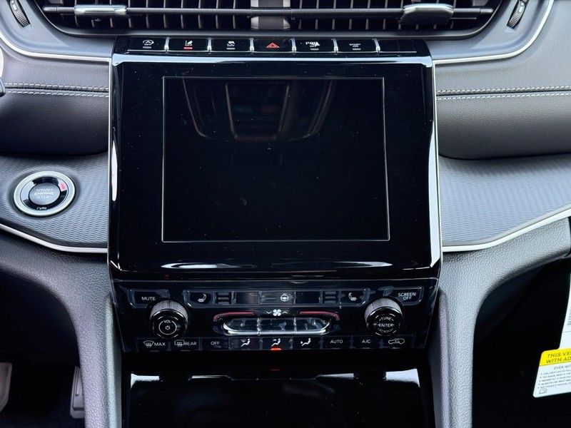 2025 Jeep Grand Cherokee Laredo X photo 8