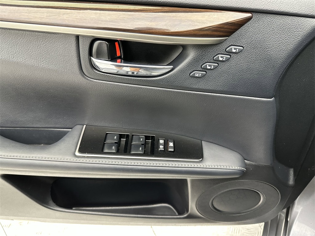 2017 Lexus ES 300h photo 13