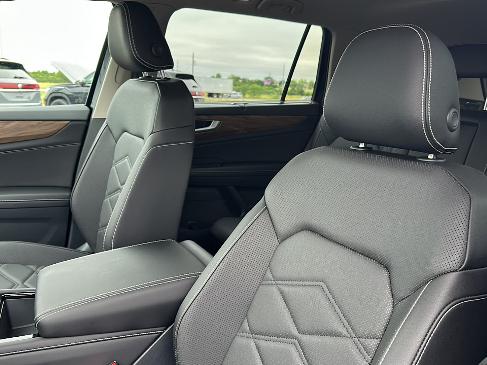 2025 Volkswagen Atlas SE Technology photo 3