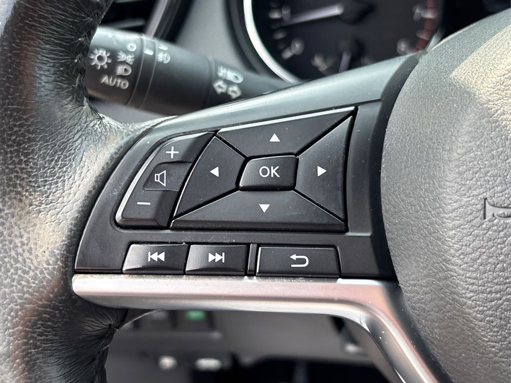 2017 Nissan Rogue SV photo 34
