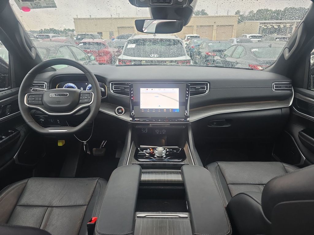 2024 Jeep Wagoneer L Series II photo 3