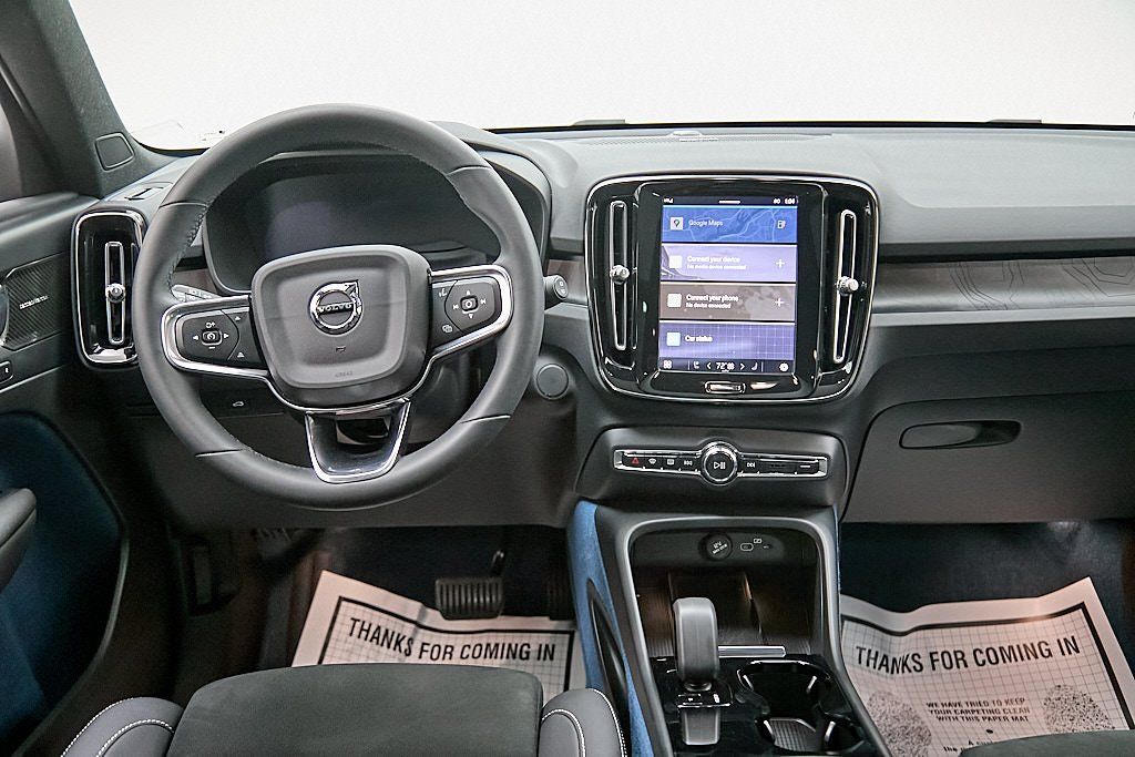 2023 VOLVO XC40 - Image 26
