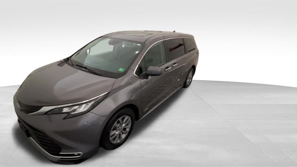 2021 Toyota Sienna XLE photo 8