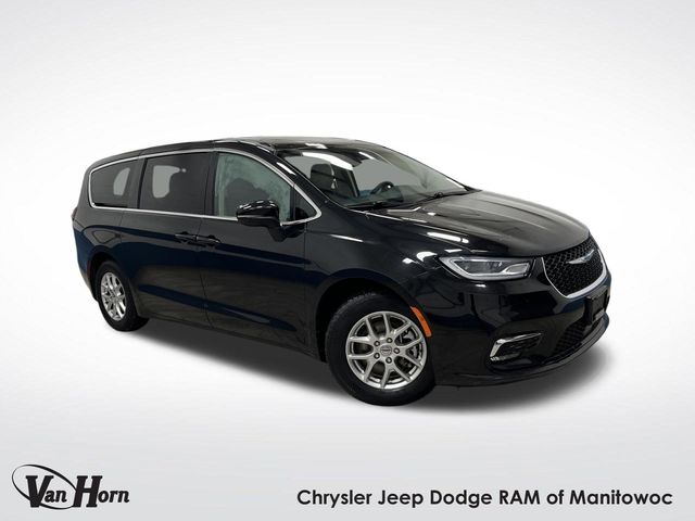 2023 Chrysler Pacifica Touring L's photo