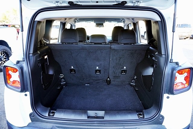 Certified Used 2022 White Jeep Latitude image 12