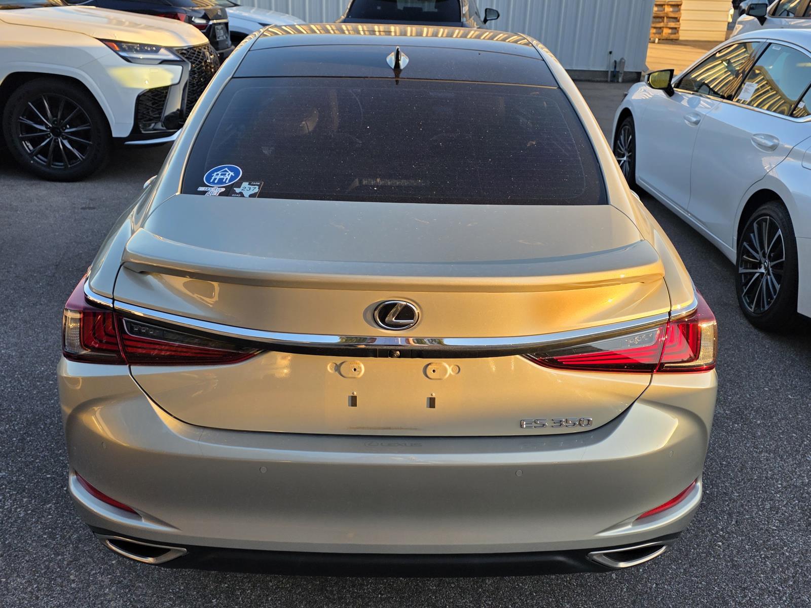 2024 Lexus ES 350 Ultra Luxury photo 3