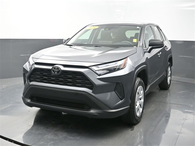 2023 Toyota RAV4 LE's photo