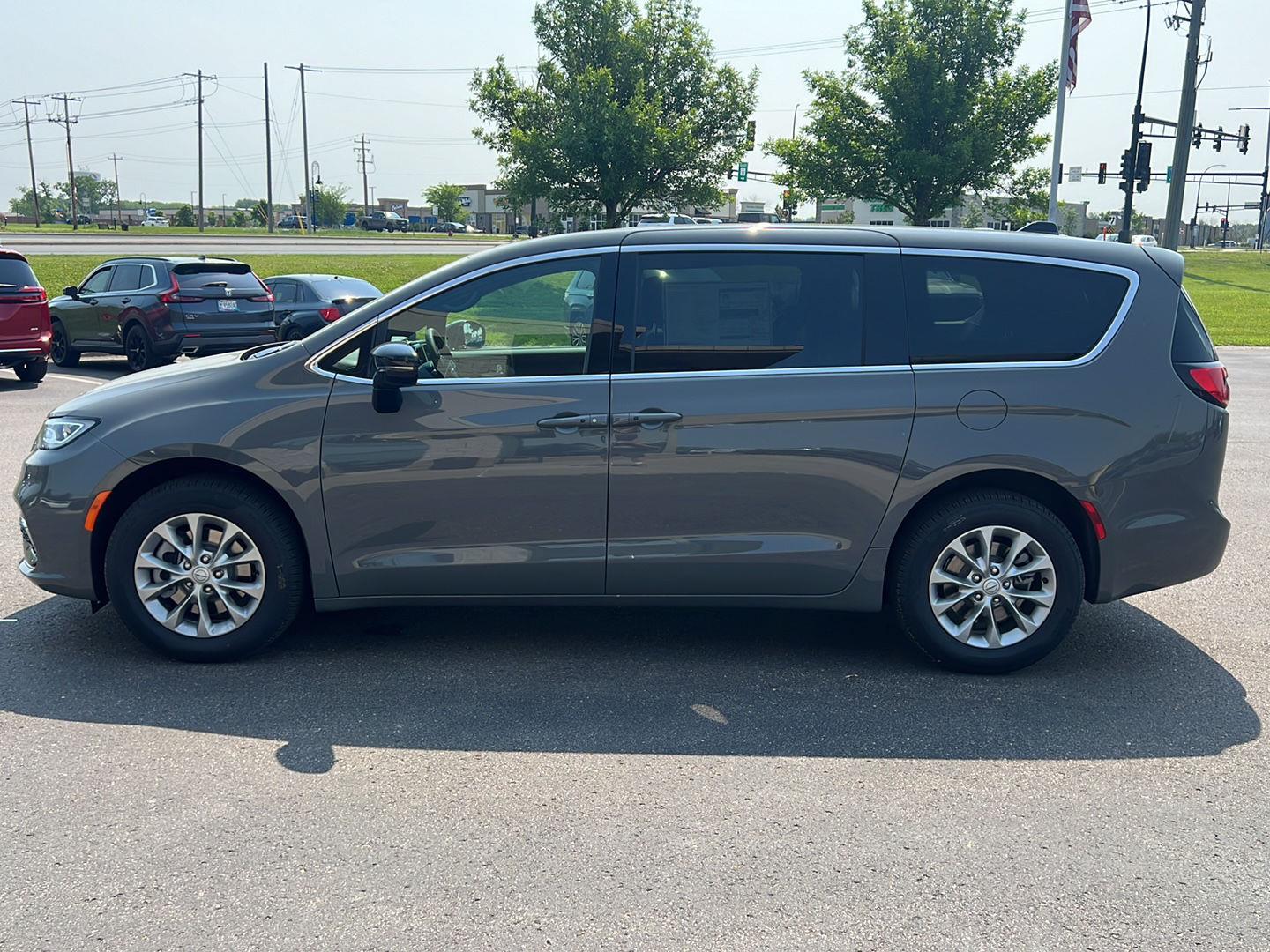 2025 Chrysler Pacifica photo 4