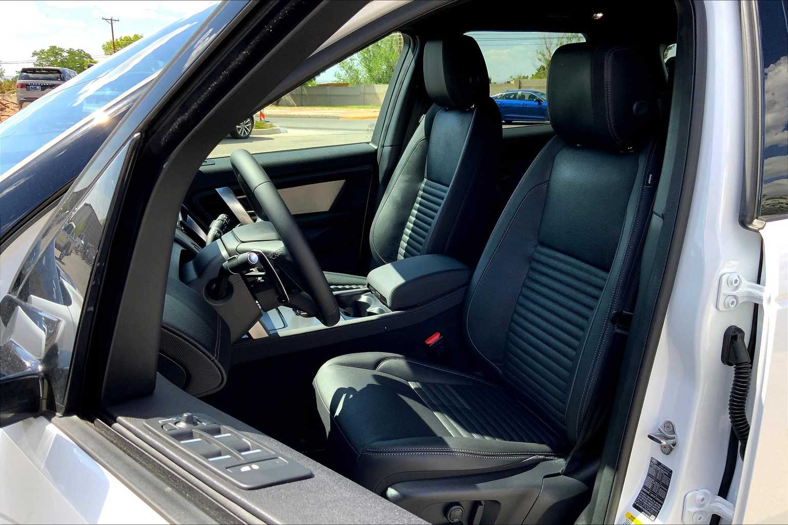2025 Land Rover Discovery Sport Dynamic SE photo 9