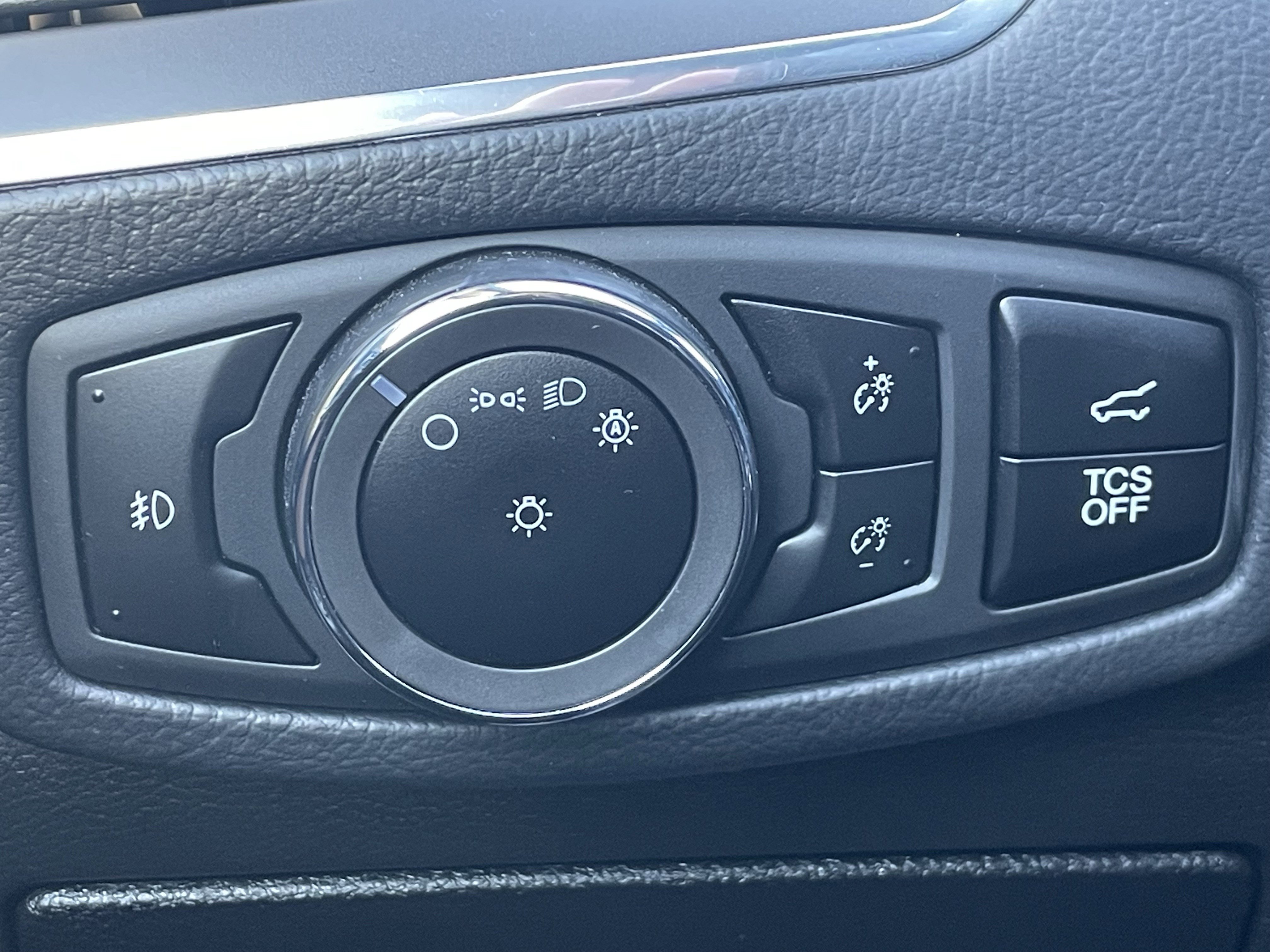 2024 Ford Edge Titanium photo 2