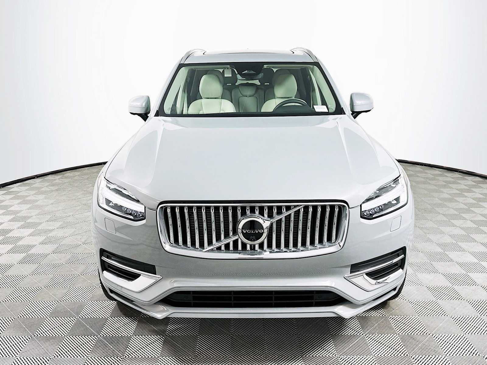 2025 Volvo XC90 T8 AWD Plus photo 2