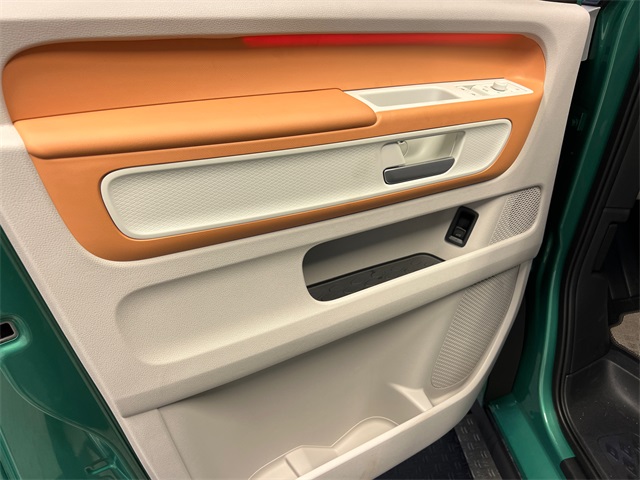 2025 Volkswagen ID. Buzz Pro Plus photo 7
