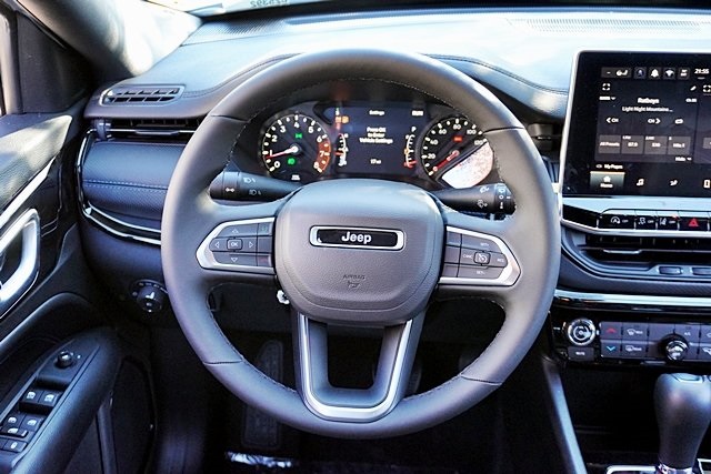 New 2026 Bright White Clear-Coat Exterior Paint Jeep Latitude image 22