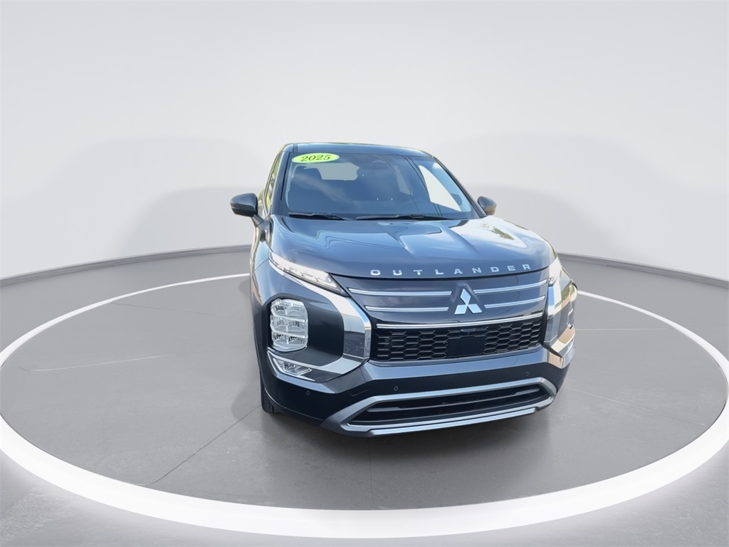 2025 Mitsubishi Outlander SE photo 3