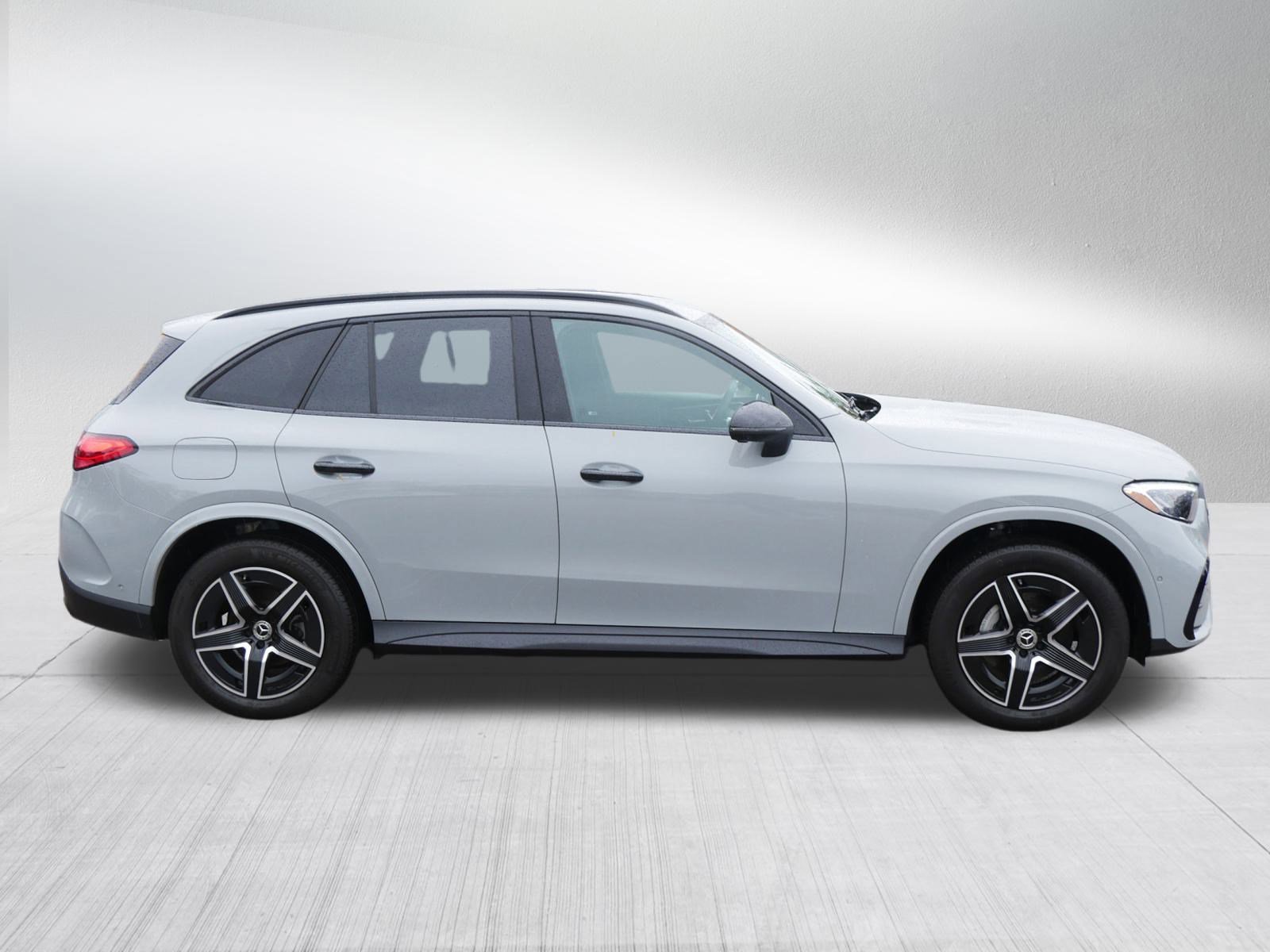 2025 Mercedes Benz GLC 300 4MATIC photo 3