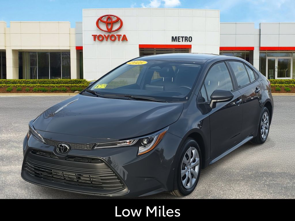 2025 Toyota Corolla LE's photo