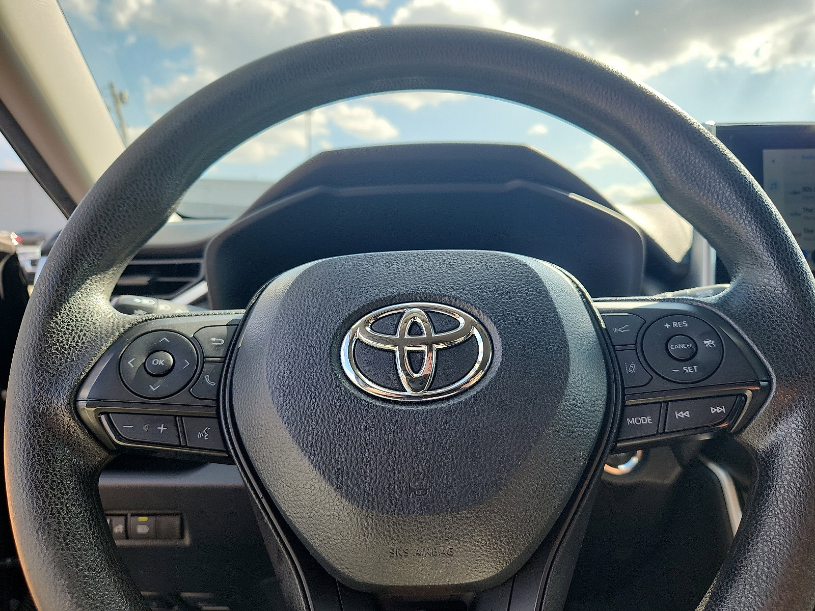 2024 Toyota RAV4 XLE photo 17