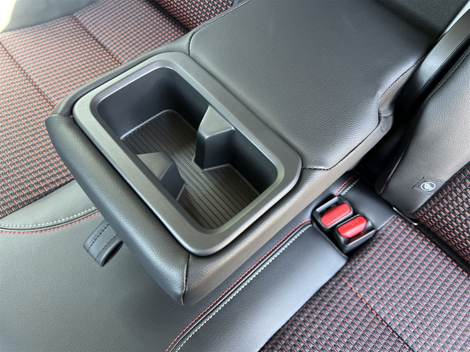 2025 Nissan Kicks SR photo 3