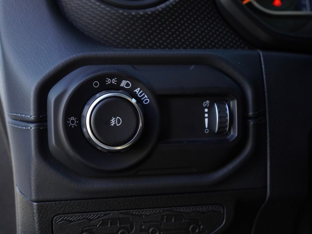 New 2026 Bright White Clear-Coat Exterior Paint Jeep Rubicon image 10