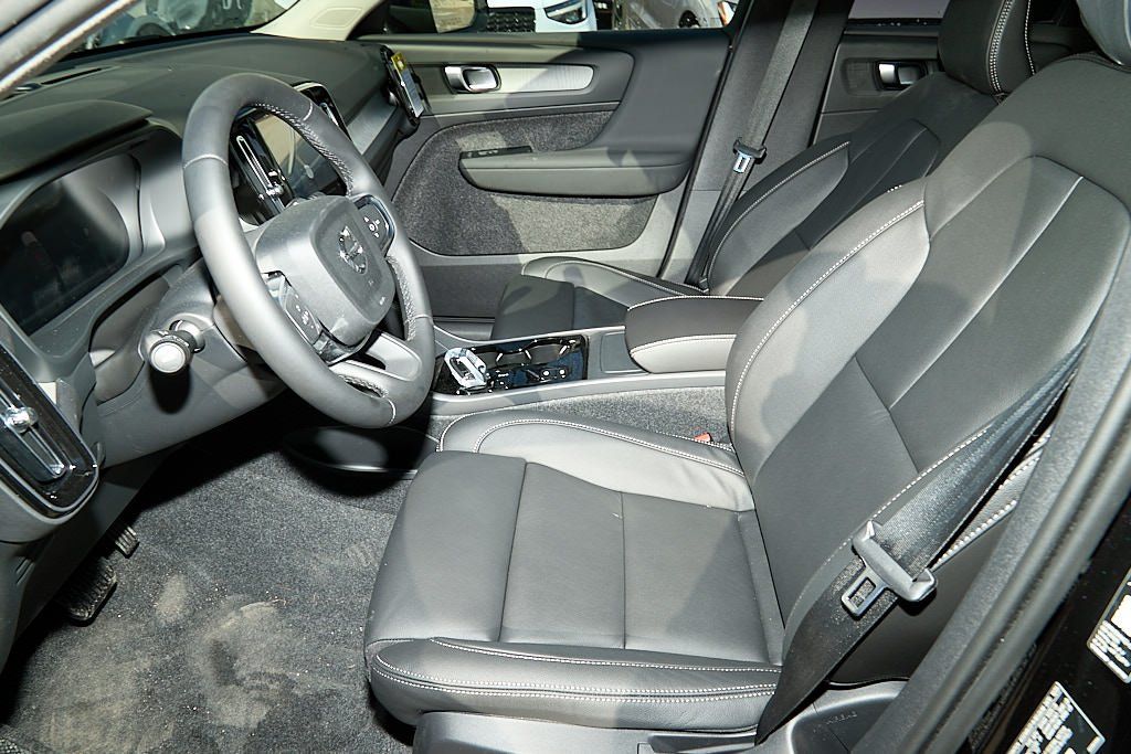 2026 VOLVO XC40 - Image 13