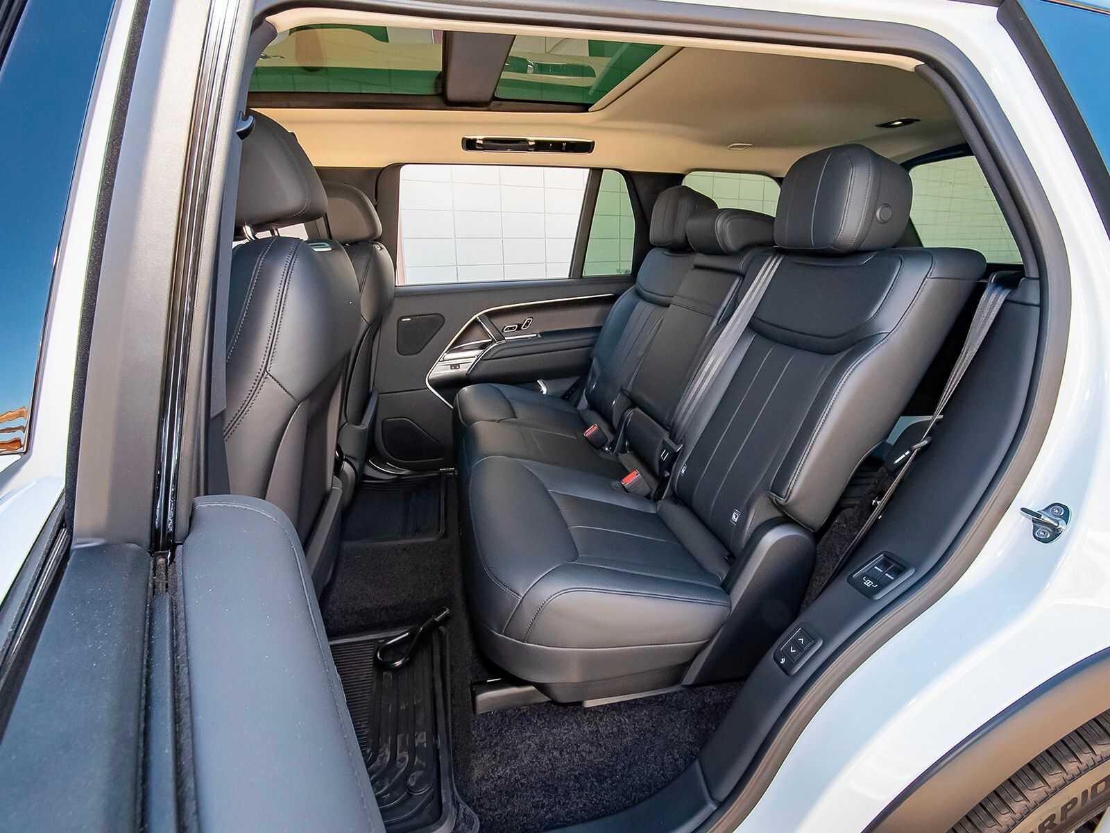 2025 Land Rover Range Rover SE photo 39