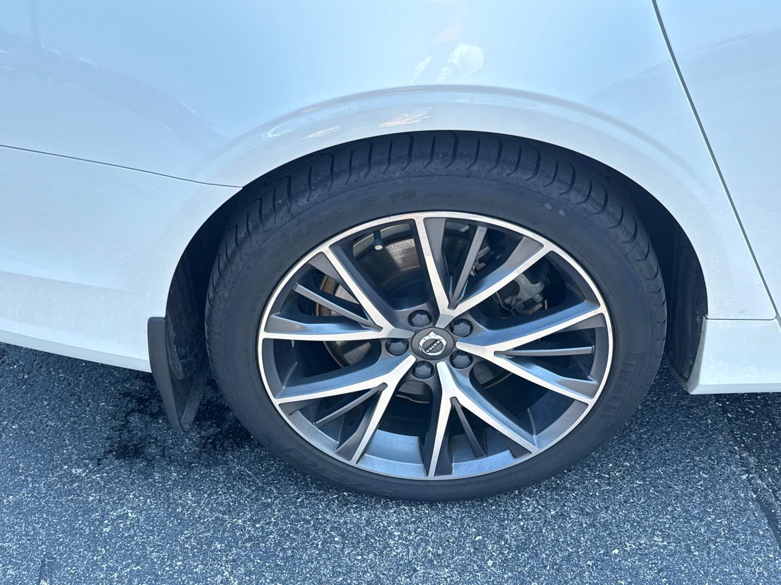 2018 Volvo S90 T6 Momentum photo 4