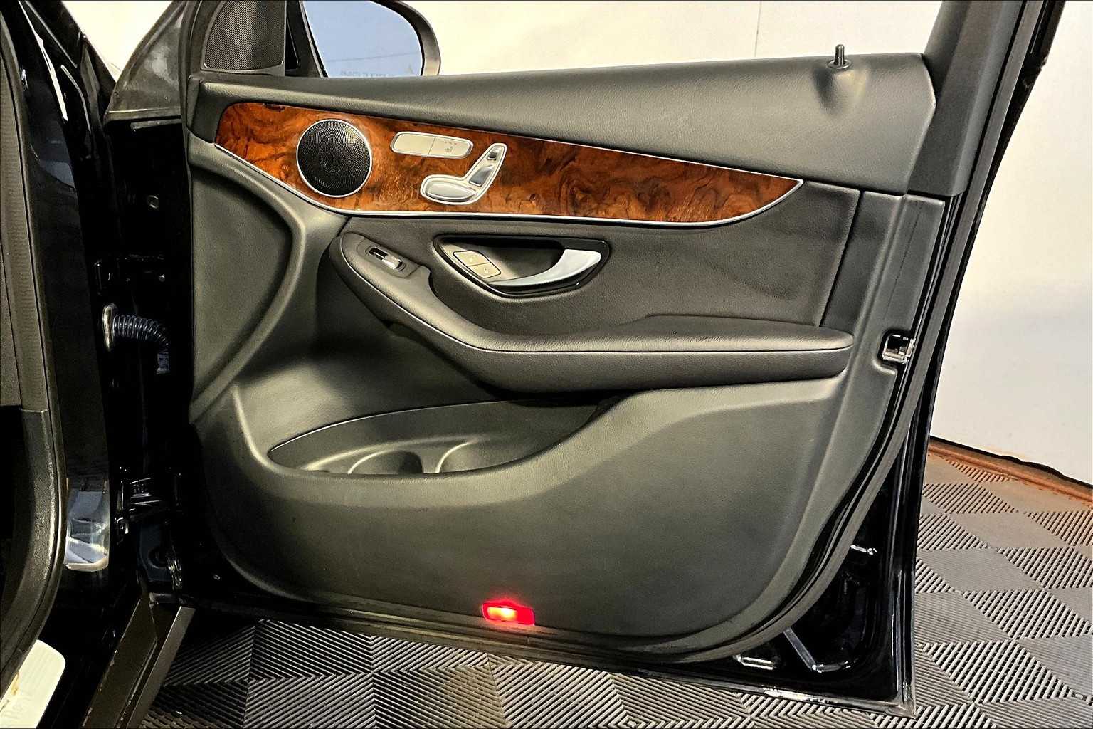 2019 Mercedes Benz GLC 300 4MATIC photo 19