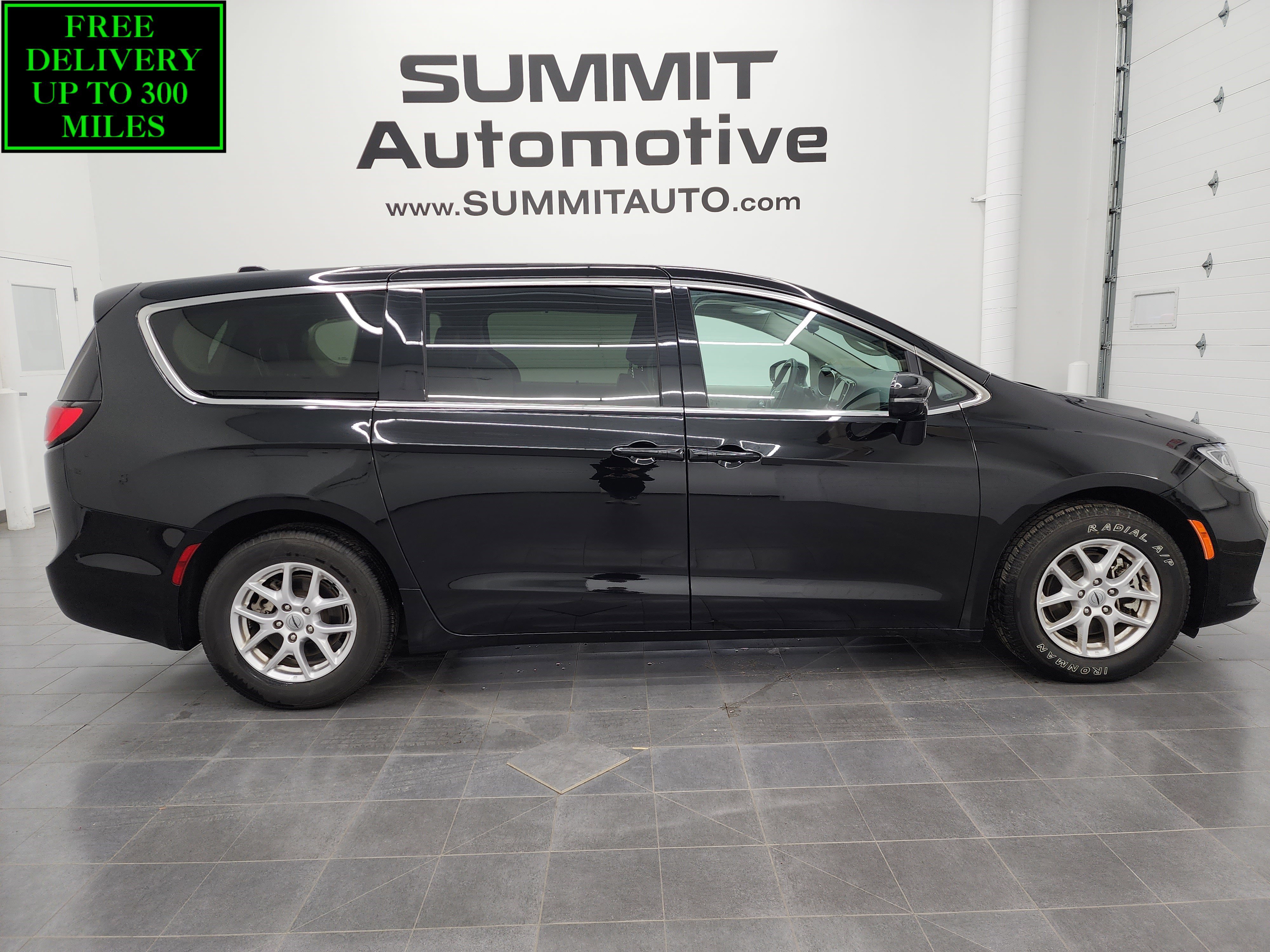 2024 Chrysler Pacifica Touring L's photo