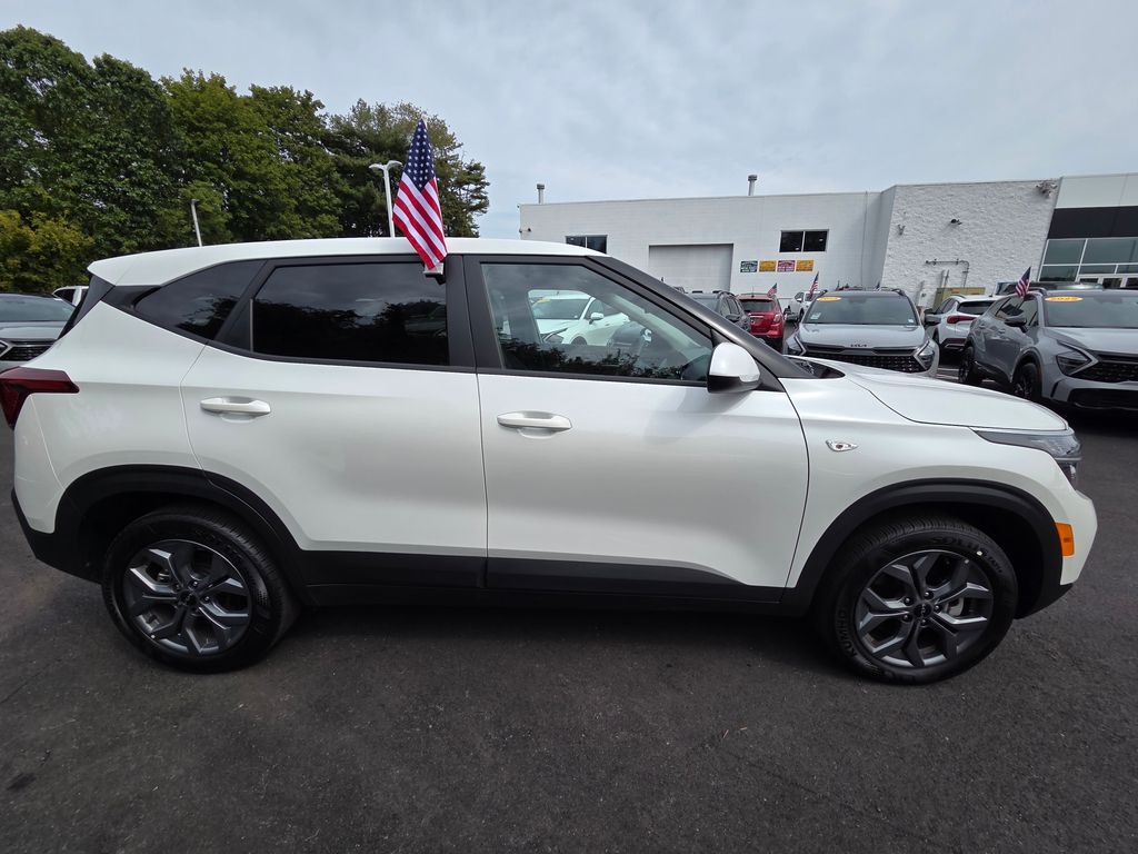 2025 Kia Seltos LX photo 4