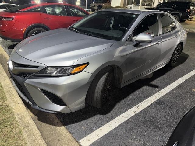 2020 Toyota Camry SE's photo