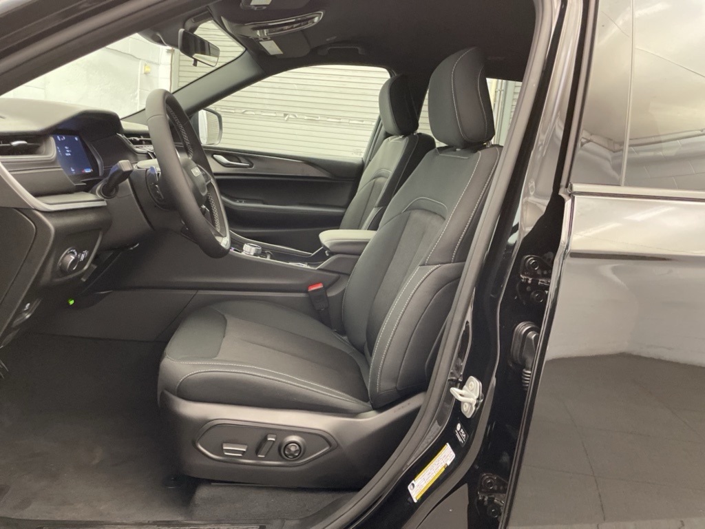 2025 Jeep Grand Cherokee Laredo photo 9