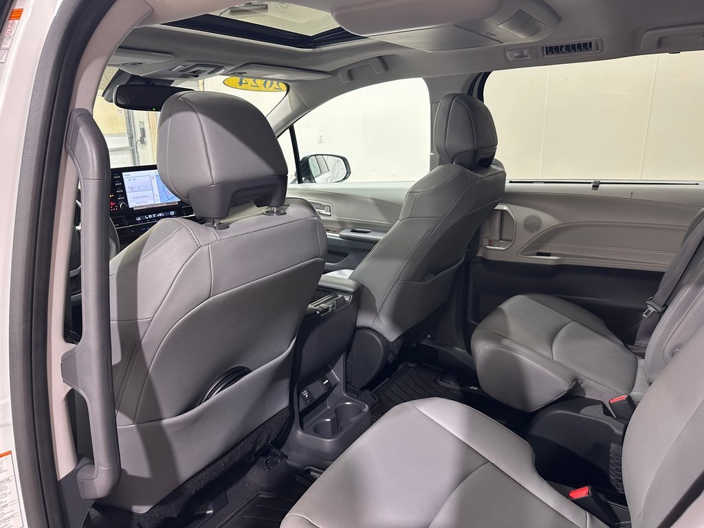 2024 Toyota Sienna XLE photo 32
