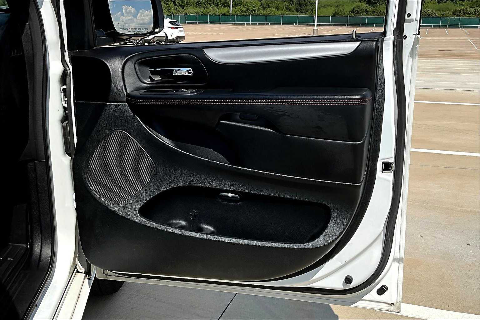 2017 Dodge Grand Caravan GT photo 21
